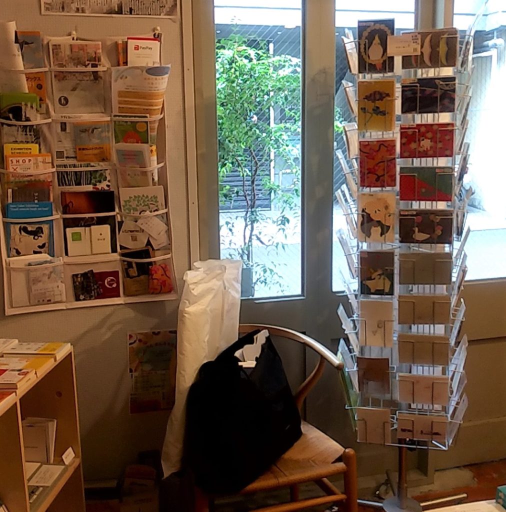 本屋ルヌルンガのポストカードと情報コーナー