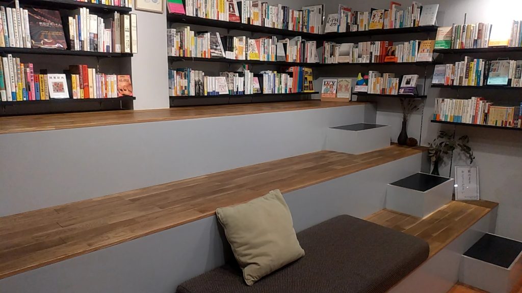 本屋ルヌルンガ階段2