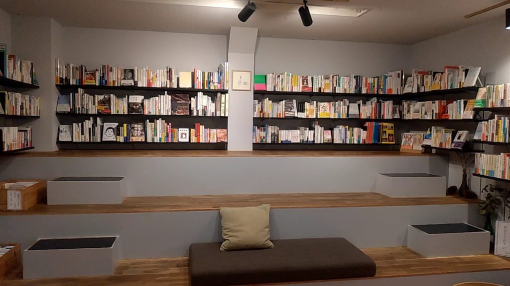 本屋ルヌルンガ階段1
