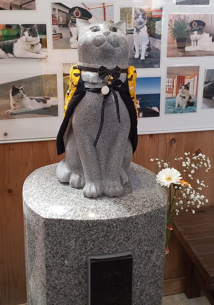『きたなだ海の駅』なる駅長のモニュメント