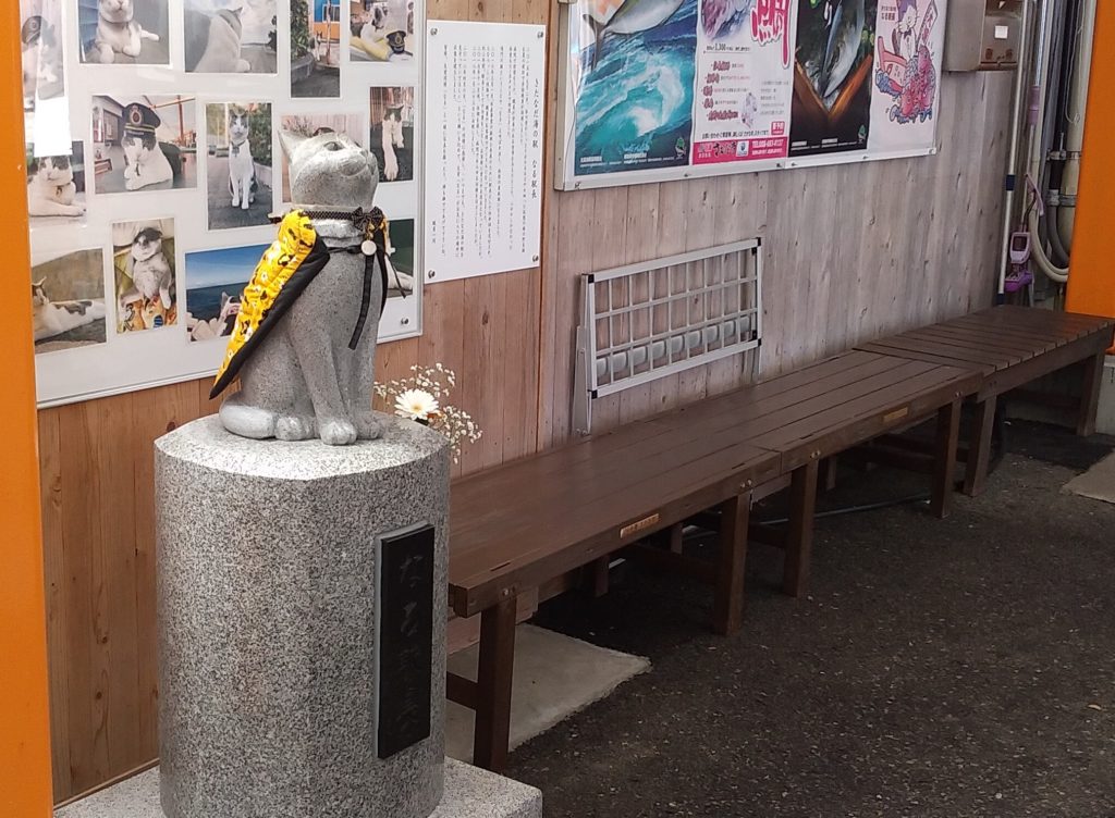 『きたなだ海の駅』なる駅長のモニュメントコーナー