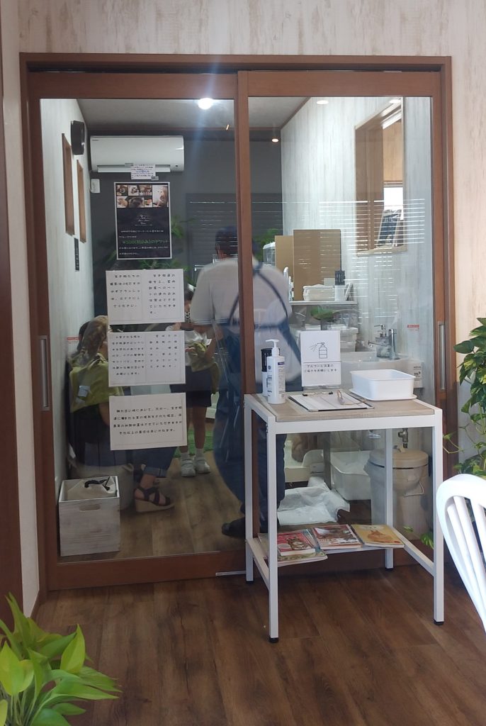 ハルハルファーム動物部屋の外より