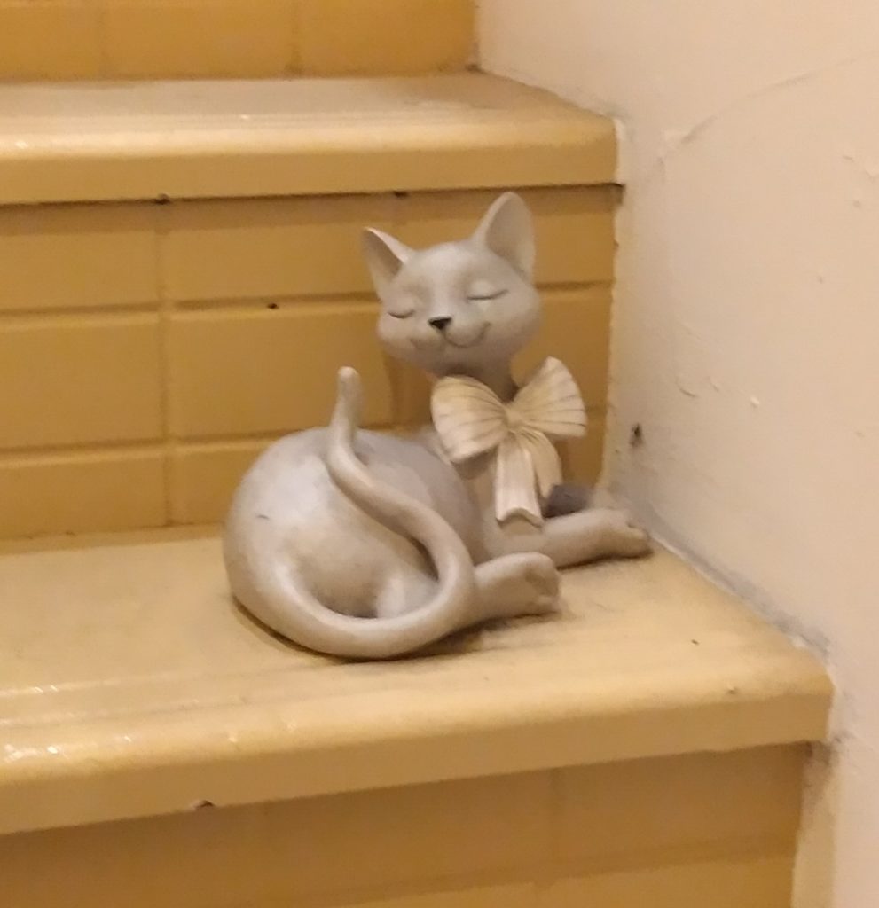 『猫カフェ ねこちゃる』階段の置物1