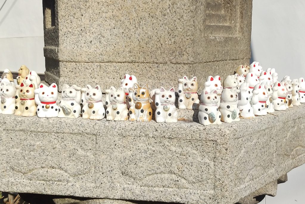 『白峰寺』灯篭のミニ招き猫2