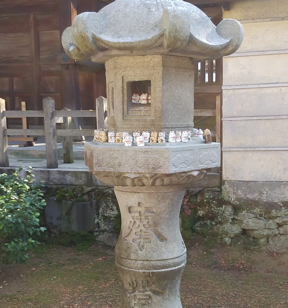 『白峰寺』灯篭のミニ招き猫1