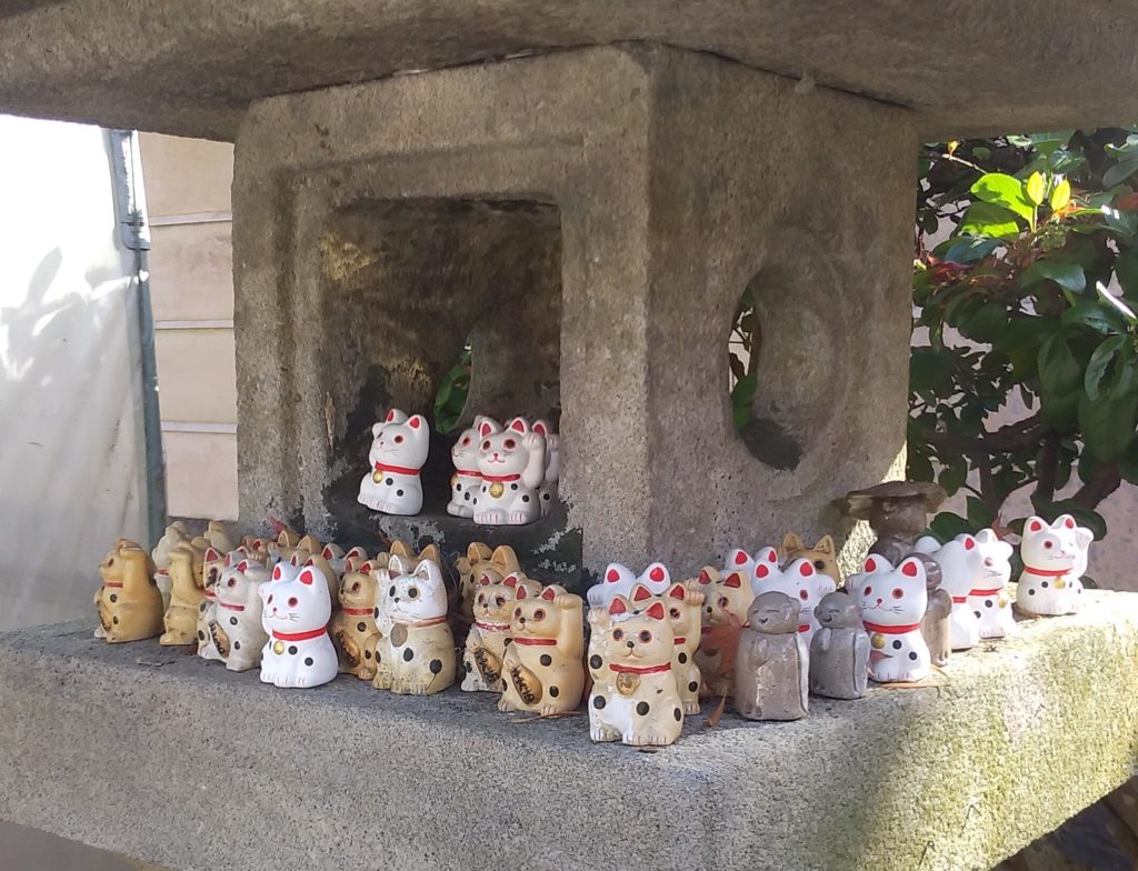 『白峰寺』灯篭のミニ招き猫3