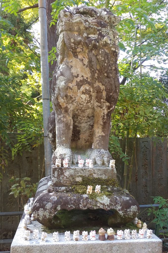 『白峰寺』狛犬と招き猫1