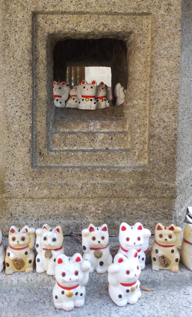 『白峰寺』灯篭のミニ招き猫4