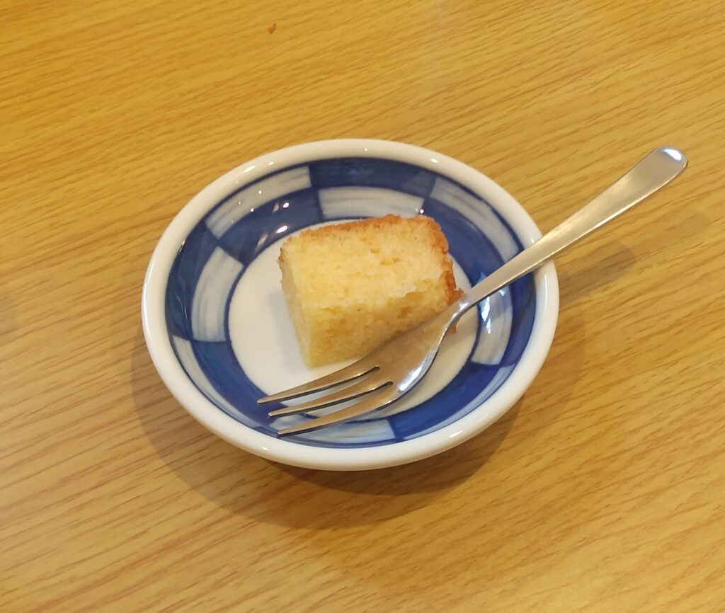 ピボットカフェ、ミニケーキのサービス