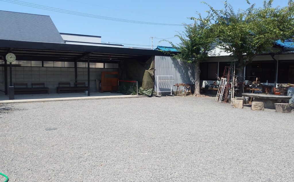 アンチックよろずやお店前広場