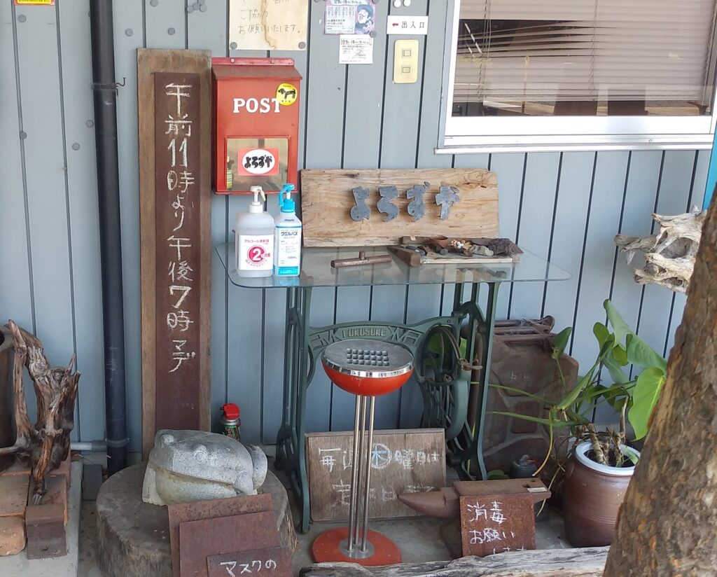 アンチックよろずや入口前