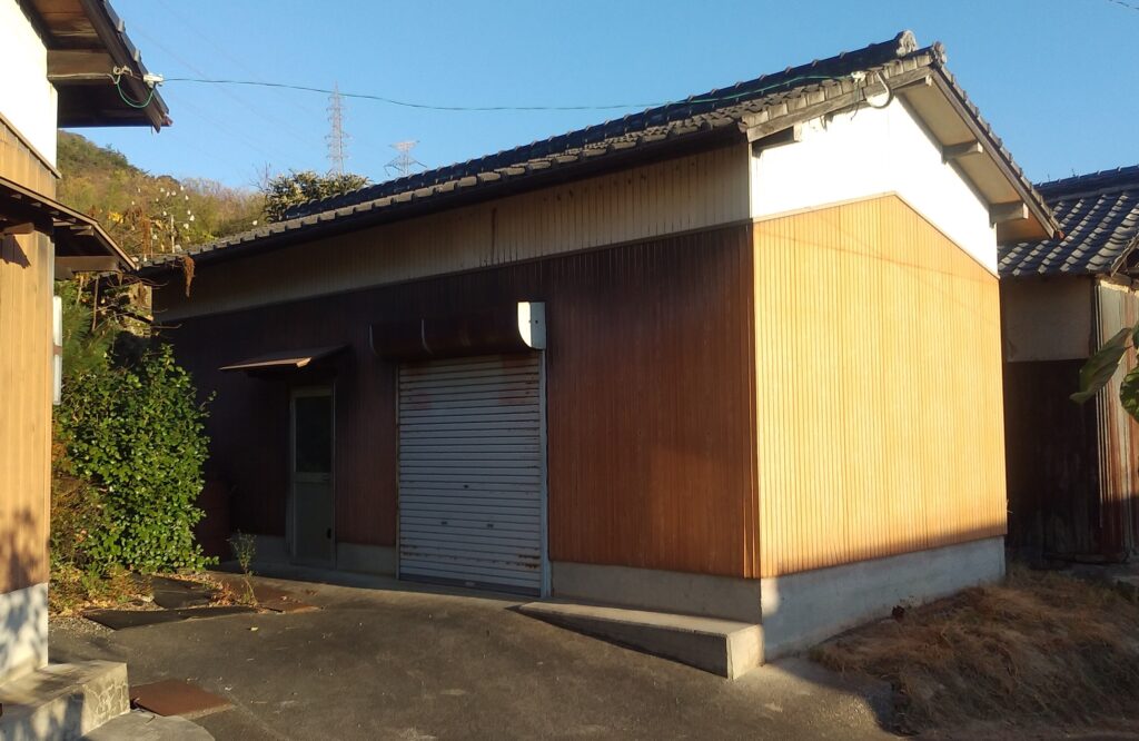 みかん畑付古民家の納屋