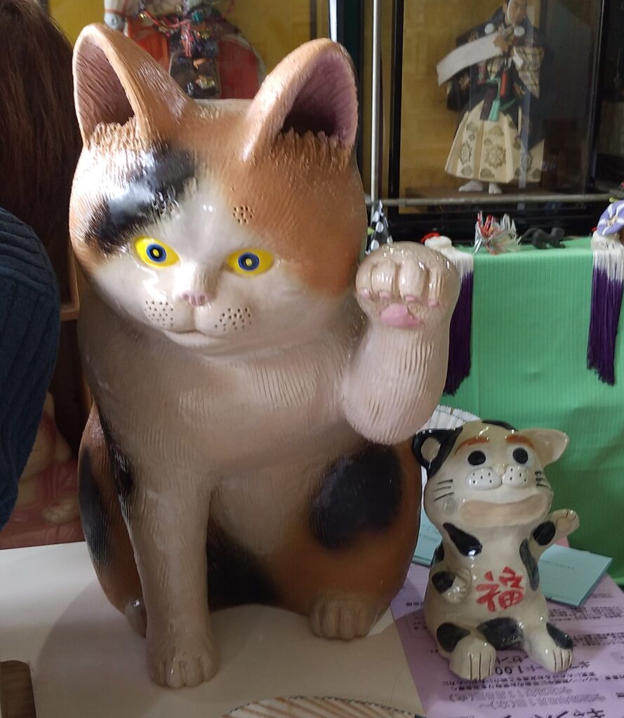 よっていってやー招き猫