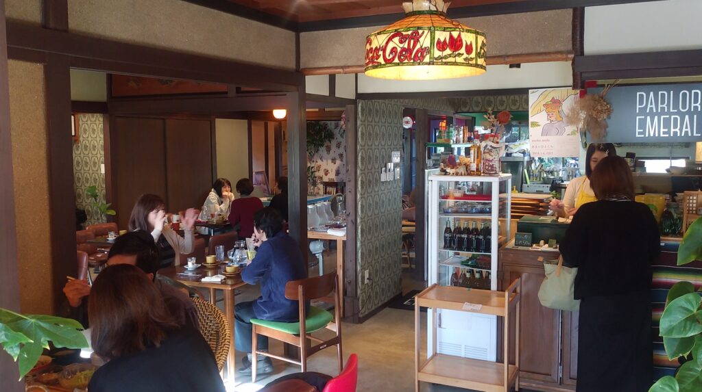『パーラーエメラルド』店内1